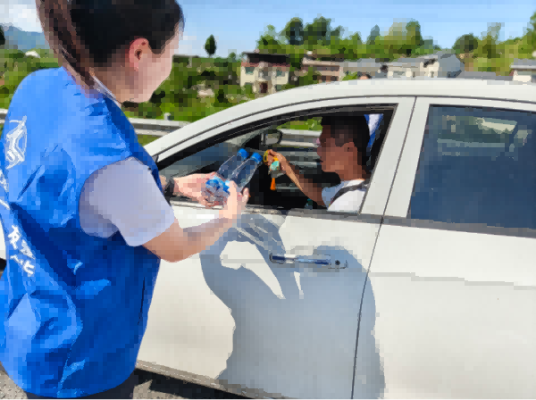 端午節日工作人員給駕乘人員贈送香囊。企業供圖
