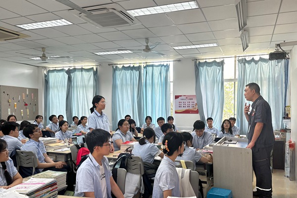 燃气维修人员在凤鸣山中学为学生们上燃气安全课。重庆燃气集团供图