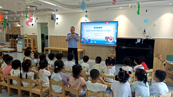 民警向校园学童分享知识。北碚区公安分局供图 第1眼TV-华龙网发