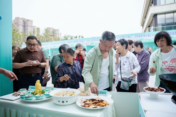 市民現場品嘗兔肉美食。主辦方供圖