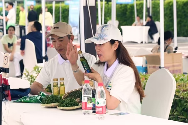 花椒带货达人在现场直播。任峰摄