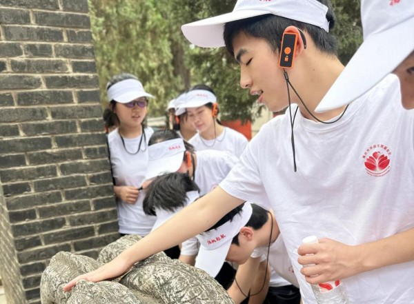 学子触摸古文物。主办方供图