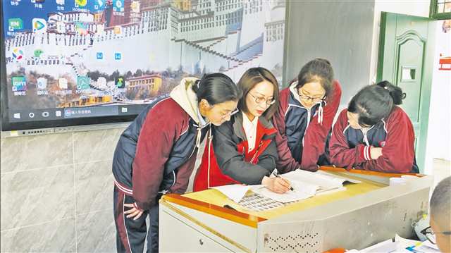 昌都一高，杨双燕正在给学生们讲题。（摄于2024年）（受访者供图）