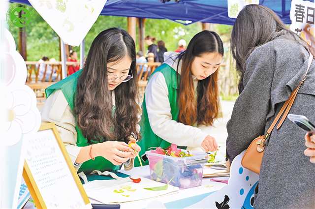 在重慶，環保志願者通過各種活動參與生態治理，已成為我市環境保護的重要力量之一。（受訪者供圖）