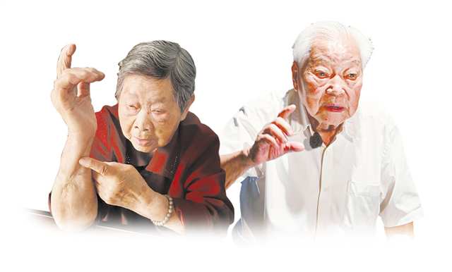圖左：陳桂芳展示被日軍炸傷的右手。記者 周尤 攝\視覺重慶