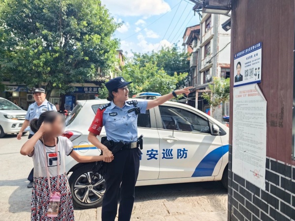 皮娟找到与外婆走失的女孩。受访单位供图