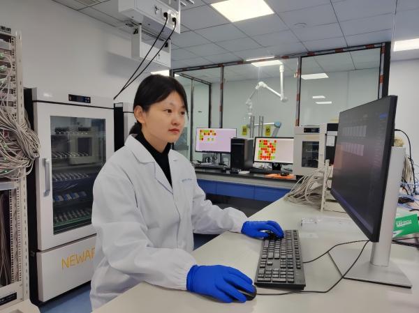 正在实验室工作的王玉美。受访者供图