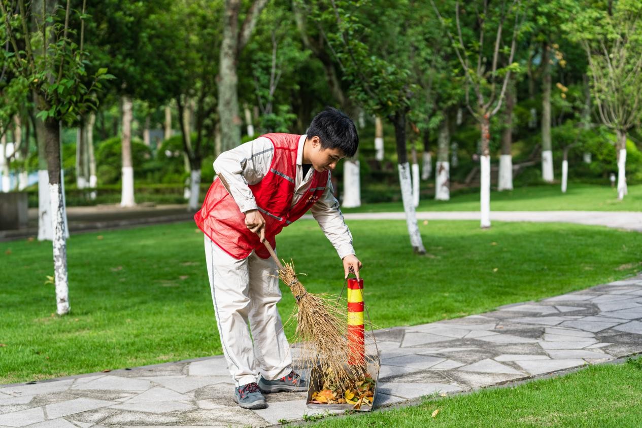 電力員工清理垃圾。國網重慶永川供電公司供圖