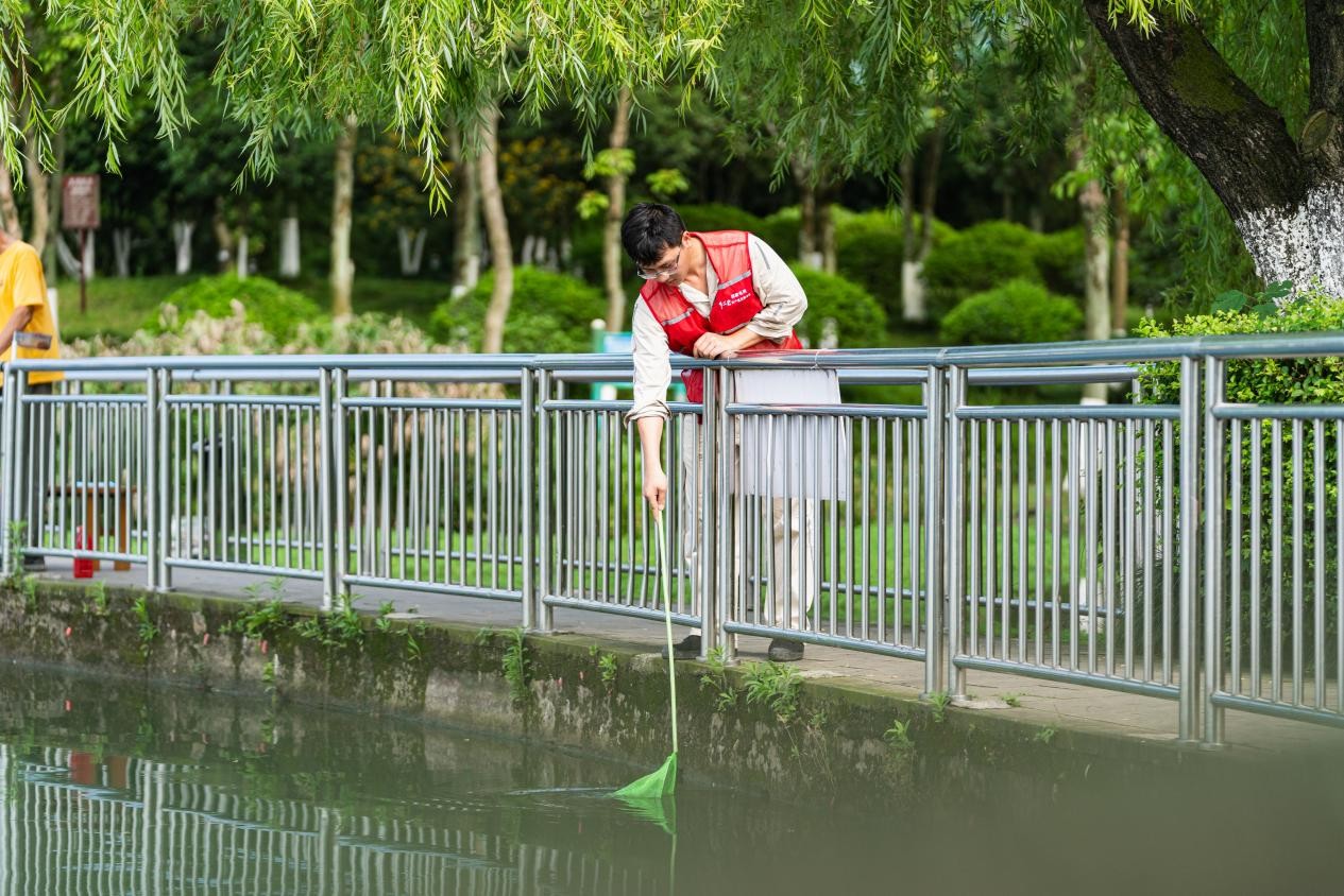 電力員工清理垃圾。國網重慶永川供電公司供圖