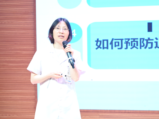 冯胜辉科普讲座现场。重庆南坪爱尔眼科医院供图