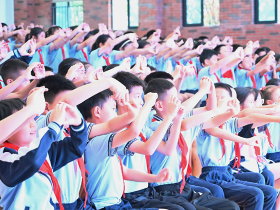 冯胜辉教孩子们识别主视眼。重庆南坪爱尔眼科医院供图