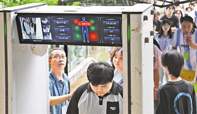 六月六日，朝阳中学考点，智能安检门的屏幕上提示前来熟悉考点的考生携带了手机。记者 张锦辉 摄\视觉重庆