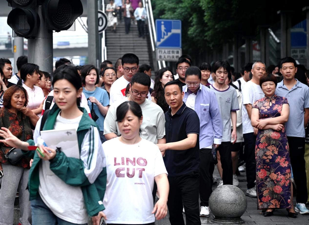 重慶魯能巴蜀中學考點，考場外有許多前來送考的家長。 朱雋攝