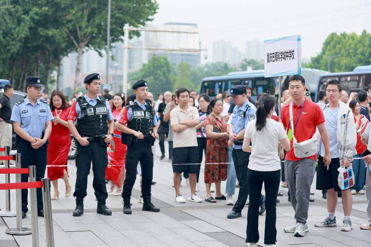 重慶市第一實驗中學校考點外，公安干警為高考護航。 重慶市公安局高新區公安分局供圖。