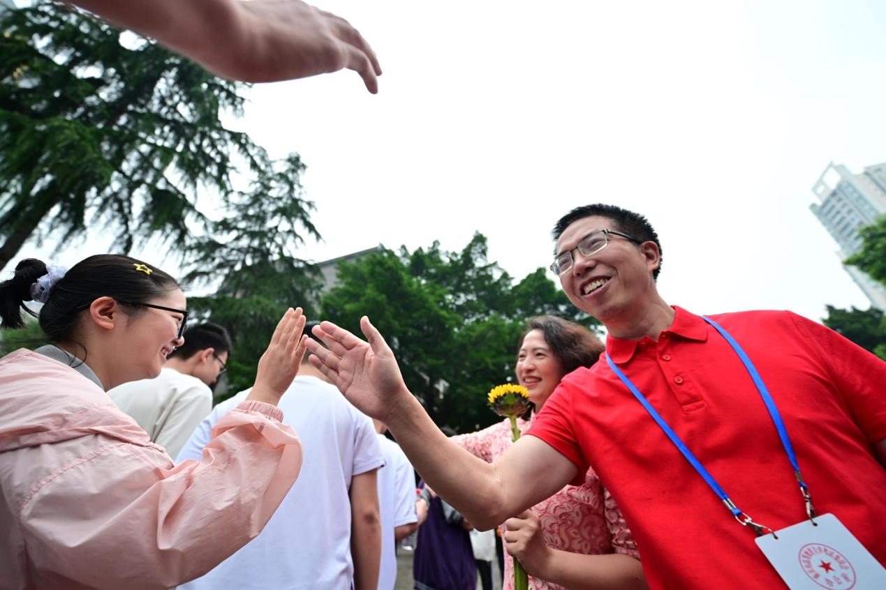 重慶市第十一中學考點外，考生排隊進入考場。郭旭攝