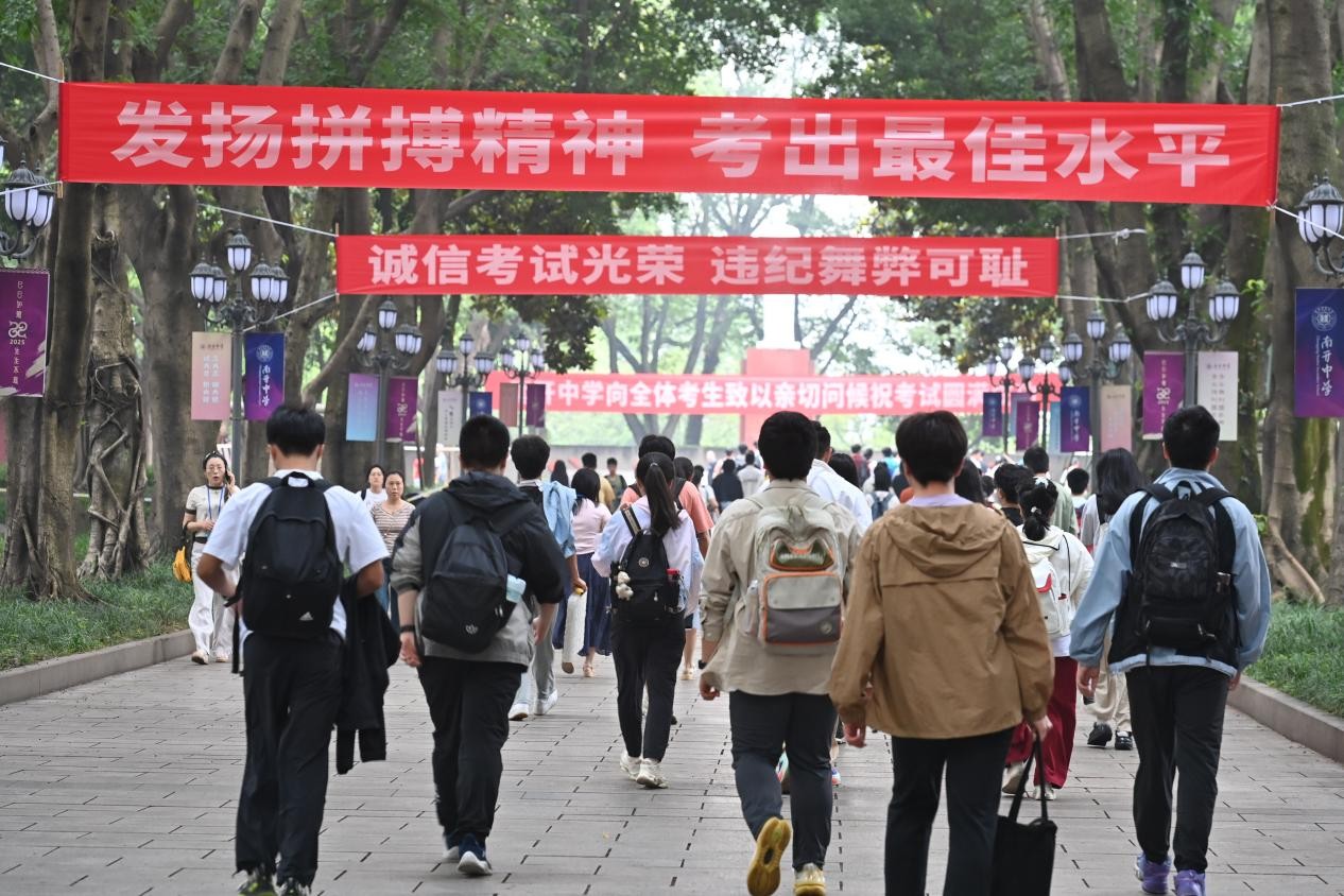 考生進入重慶市沙坪壩區的重慶南開中學考點。孫凱芳攝