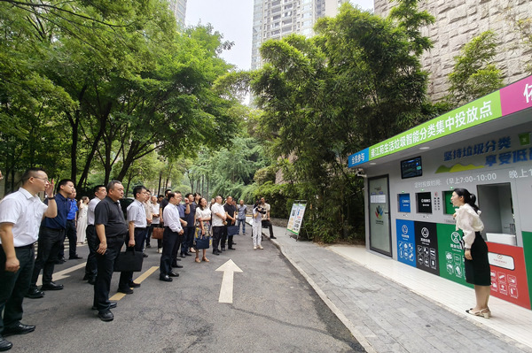 觀摩雍江苑生活垃圾智能分類集中投放點。任峰攝