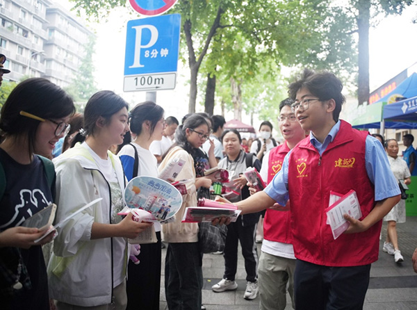 志愿者们为考生和家长送去祝福。活动主办方供图