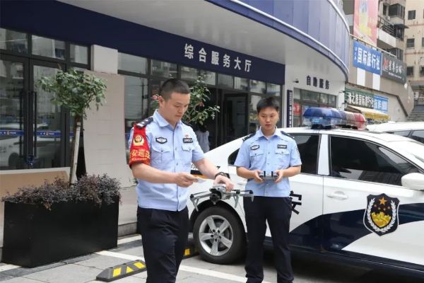 调试无人机为考生提供服务。沙坪坝区融媒体中心供图