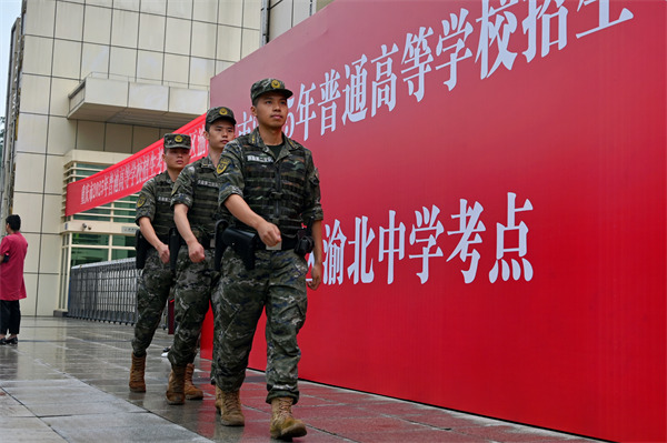执勤官兵以乘车巡逻同定点警戒相结合的方式，确保执勤力量机动灵活，在遇有突发情况时保证快速反应。武警重庆总队执勤第二支队供图