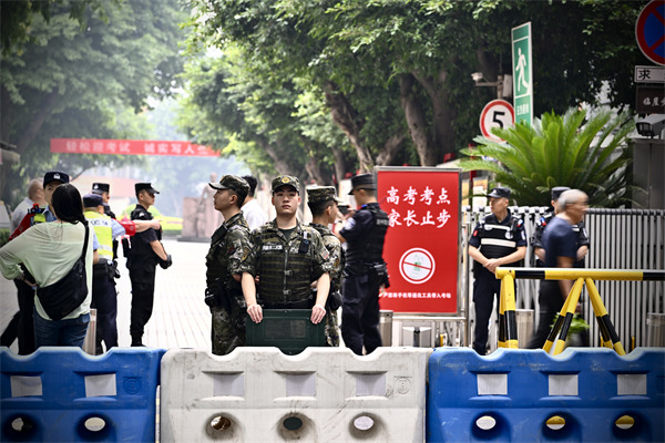 莘莘学子赶赴高考考场，身负高考警卫重任的执勤官兵也奋斗在他们的“赶考”路上。武警重庆总队执勤第二支队供图
