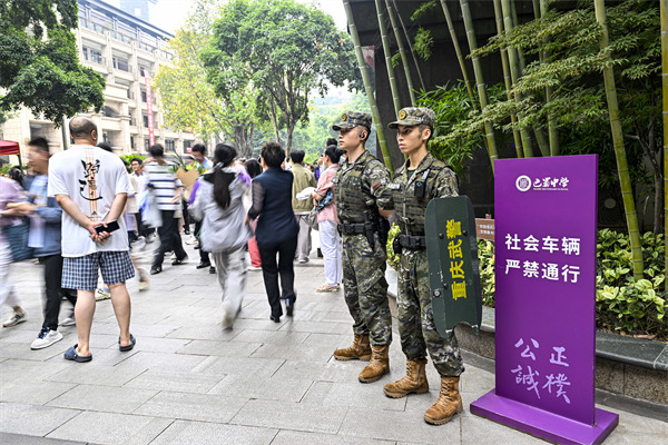 莘莘学子赶赴高考考场，身负高考警卫重任的执勤官兵也奋斗在他们的“赶考”路上。武警重庆总队执勤第二支队供图
