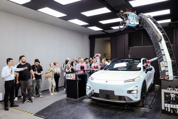 歐洲媒體參觀參觀長安汽車全球研發中心。長安汽車供圖