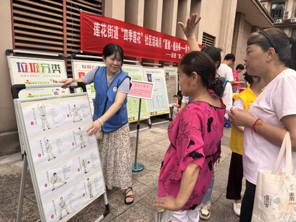 “健康手指操”區，居民積極嘗試多種趣味手指動作。姚培培攝