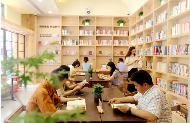 紫薇路城市书房，社区居民在安静阅读