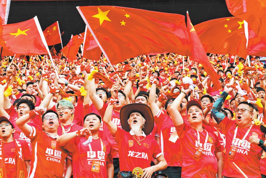 6月10日，重慶龍興足球場，球迷為中國隊加油。