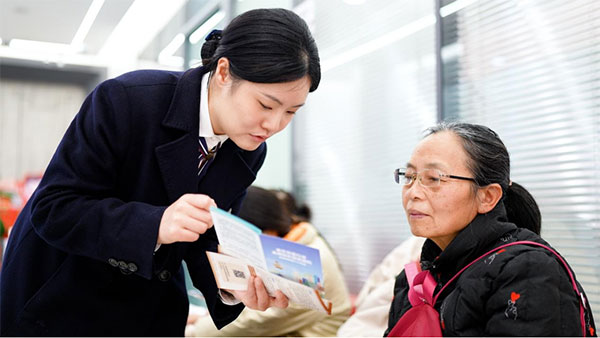 講解金融知識。工行重慶市分行供圖