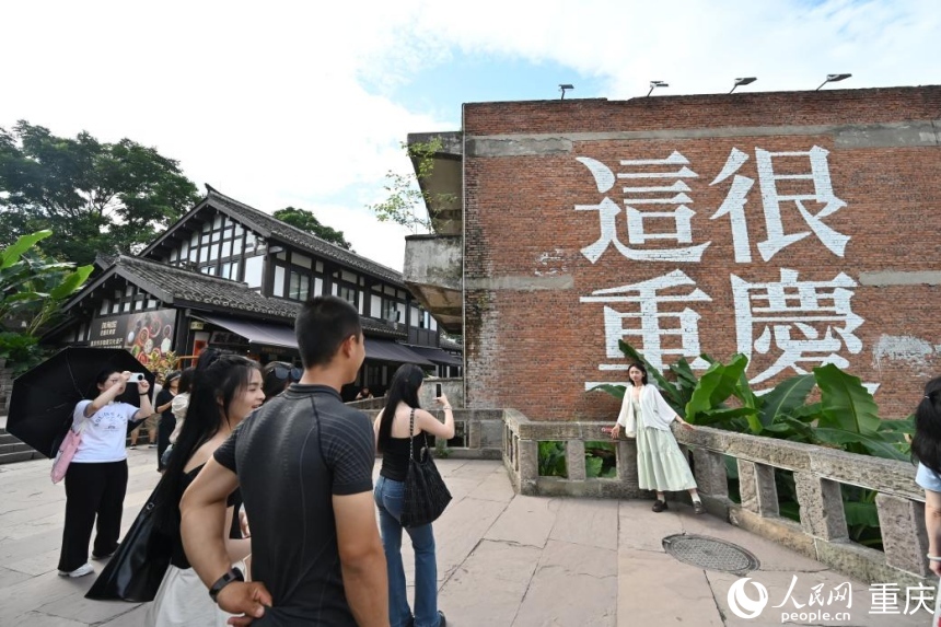 游客們在下浩裡老街打卡。人民網 鄒樂攝