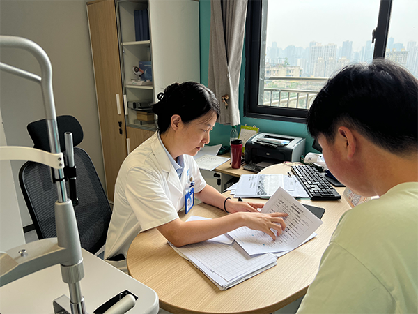 医生为近视患者讲解视力情况。重庆普瑞眼科医院供图