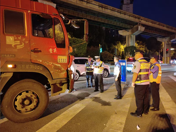 建筑垃圾运输专项整治夜查行动现场。巴南区委宣传部供图