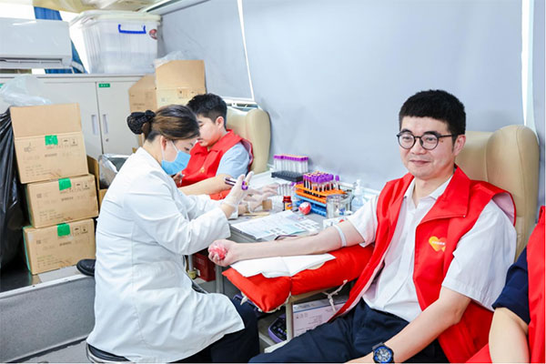志願者正在獻血。平安人壽重慶分公司供圖