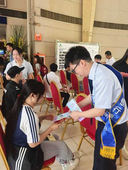 面對面講解金融知識。浦發銀行重慶分行供圖