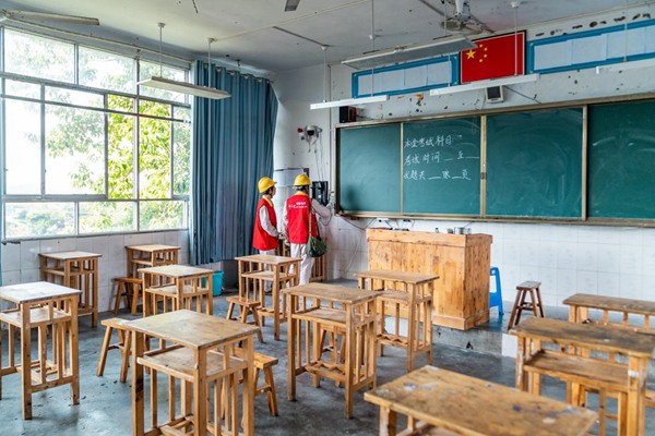 电力人员对中考考场进行用电安全检查。国网重庆永川供电公司供图