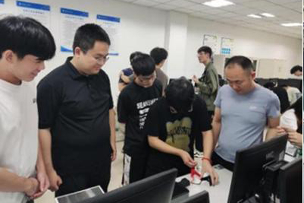 校企雙師同上一門課。重慶工程學院供圖