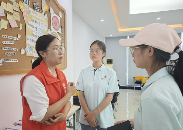 胡其虹和學生交流實務經驗。重慶理工大學供圖