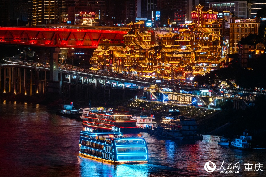 游客乘坐游船觀光重慶兩江夜景。人民網 鄒樂攝