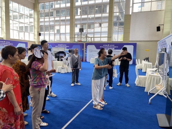 6月14日，前來觀展的市民正在互動體驗。主辦方供圖
