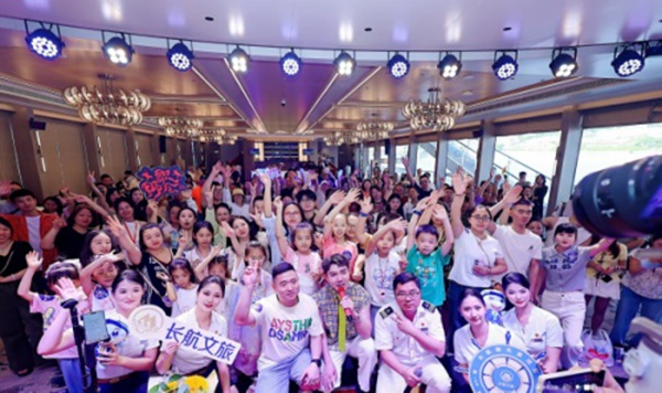 “兩江撒‘野’、音樂‘唱’游”音樂主題航班在“長航朝天星河”輪啟航。牛溪攝