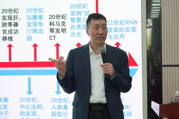 宋保亮院士为学生作讲解。西南大学附中供图