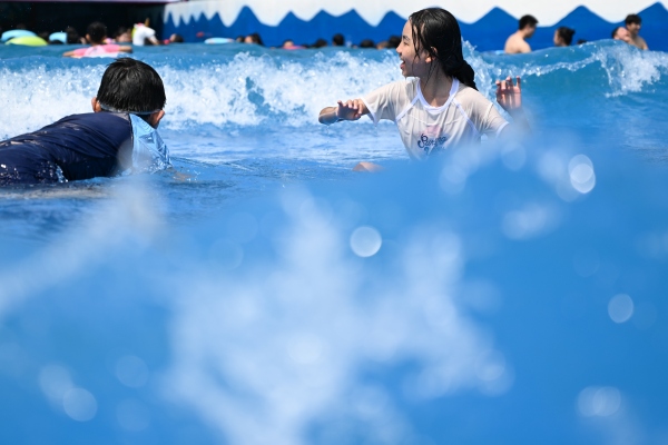 在水上乐园游玩的毕业生。景区供图