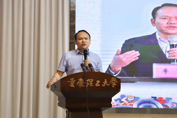 南岸區委黨校干部李飛講述援藏故事。重慶理工大學供圖