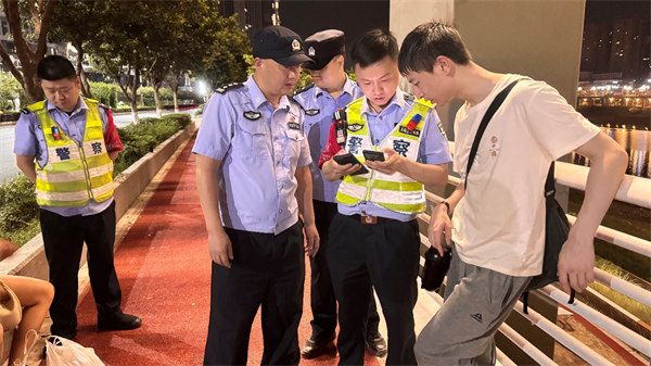 客服团队与民警在现场开展联合救援。重庆联通供图