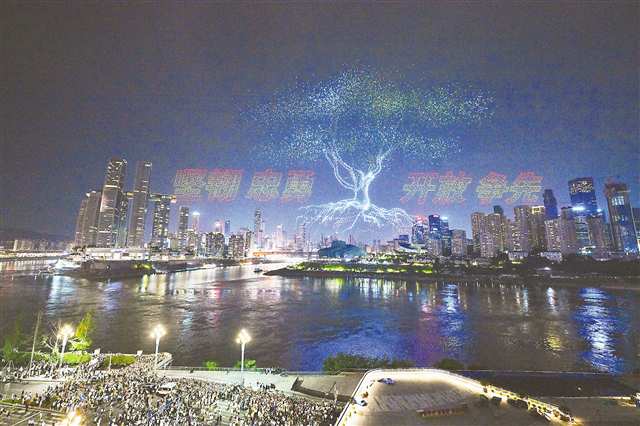 6月17日晚，市民在观看“魅力重庆”无人机灯光秀表演。首席记者 龙帆 摄/视觉重庆