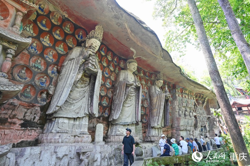 游客在寶頂山石刻景區游覽參觀。人民網 鄒樂