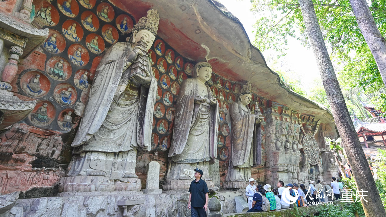 游客在大足石刻寶頂山石刻景區游覽參觀。人民網 曹欣悅攝