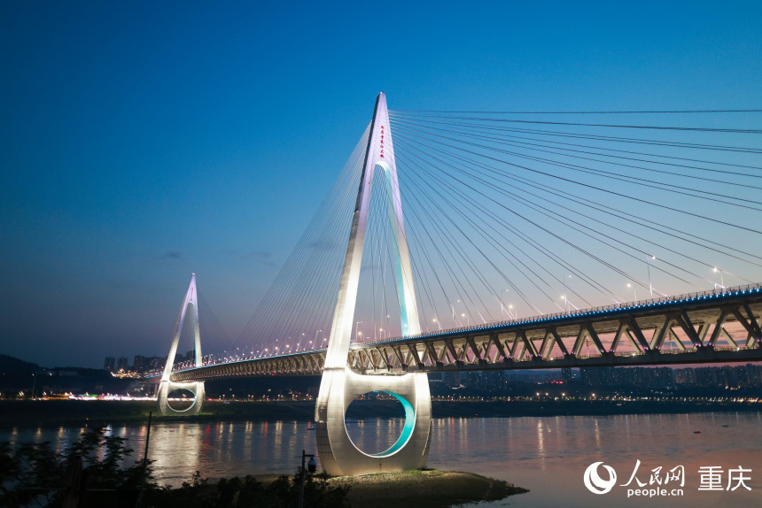 行進中國丨“橋”見重慶“未來感”藍天、白雲、大江、大橋……近日，重慶白居寺長江大橋憑借其獨特的設計，成為市民游客夏日出游爭相打卡的景觀。其巍峨的橋塔矗立在長江兩岸...